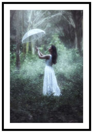 Drömsk bild på en kvinna i skogen med paraply tavla